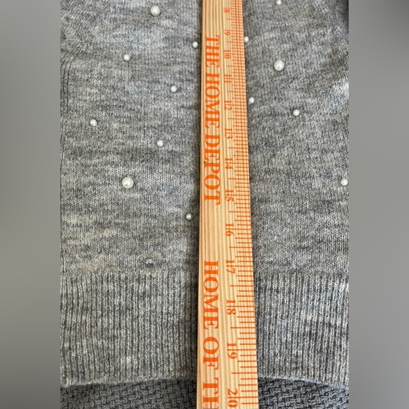 H&M Women’s Gray, Pearl, Cropped Cardigan Sweater, 3 Fabric Buttons; Size Small - Picture 9 of 9